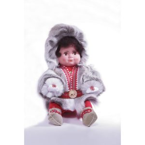 Peskinukke, 35cm, karvalakki, lapaset, rintakoru