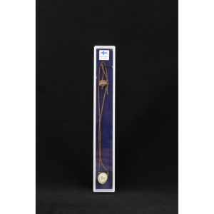 Riipus, helmisydän, poronsarvi ja nahkanauha, kotelossa