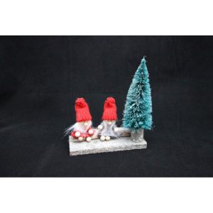 Tontut (2kpl) ja kuusi, puualustalla