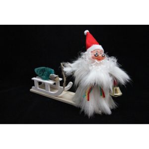 Tonttu, reki ja kuusi, puualustalla