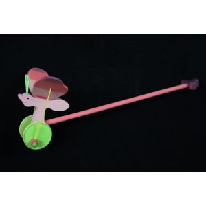 Perhonen, pinkki, työnnettävä puulelu, liikkuvat siivet, 57cm.