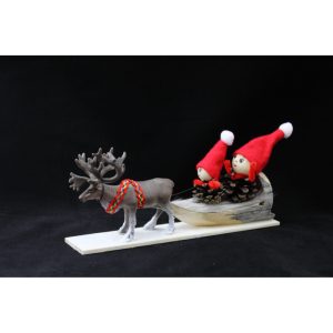 Valjakko, 25cm, pikkutontut, poro ja reki puualustalla