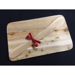 Voileipälautanen ja voiveitsi, katajaa, sellofaanipakkaus