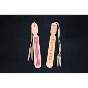 Kirjanmerkki, poron nahkaa ja luuta